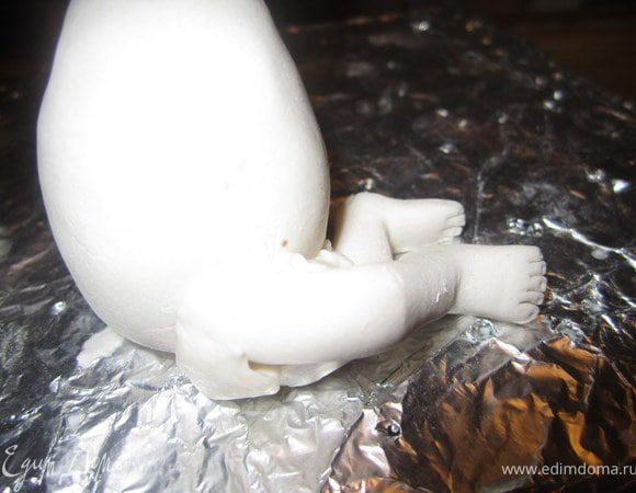 Когда все детали хороши высохли. Можно собирать куколку.
На растопленную мастику крепим ножки.