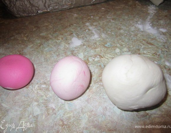 Для платья нужно три цвета мастики.