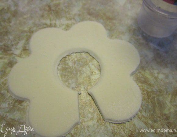 Вырезать цветочек, в нем дырочку, сделать надрез.