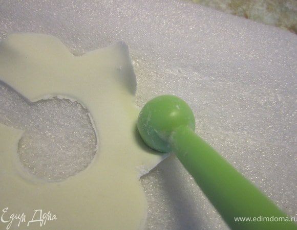 Разгладить краешки цветка.