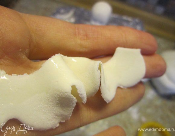 Смочить воланчик водой.