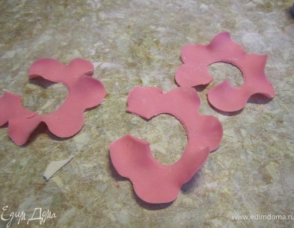 так же сделать розовые воланчики.