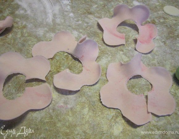 Прикрепить светло-розовые воланчики.