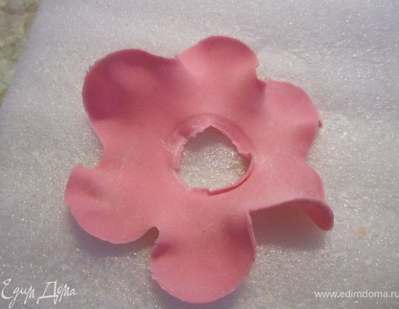 Сделать цветок с дырочкой, немного смочить края.
Продеть его на туловище.