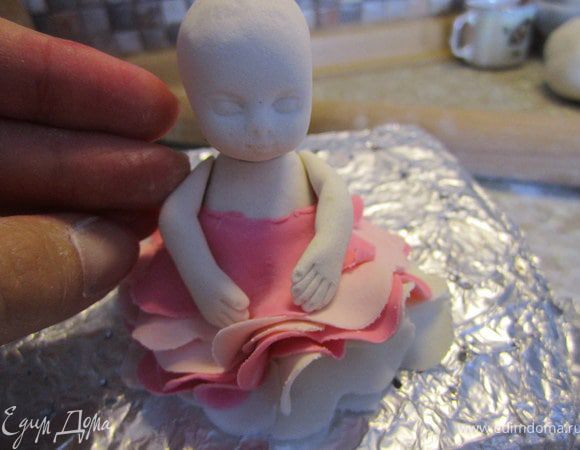 Прикрепить ручки.(можно на растопленную мастику или маршмелоу)