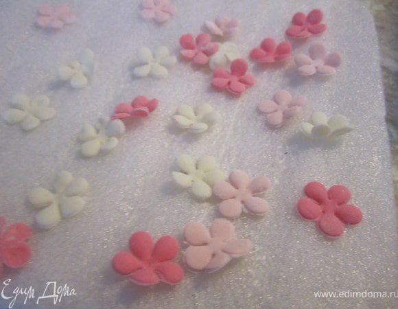 Из маленьких цветочков сделать рюшики.