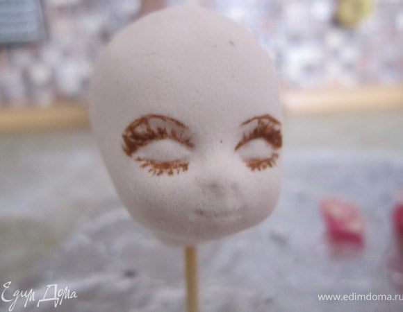 Не забудьте нарисовать куколке лицо))) Так как голова куклы крепится на зубочистке, я ее фиксирую в самый последний момент. Разрисовать куклу можно в любое время,)