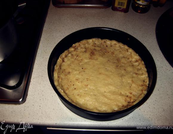 Берем углубленную миску и начинаем смешивать все нужные ингредиенты: муку,сахар,соду,воду,масло и я ещё решила положить в тесто измельченные грецкие орехи.