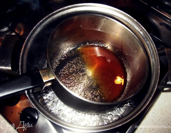 На паровой бане делаем карамель для пропитки теста.
•просто берем коричневый сахар и добавляем чуть-чуть водички и дожидаемся образования карамели.