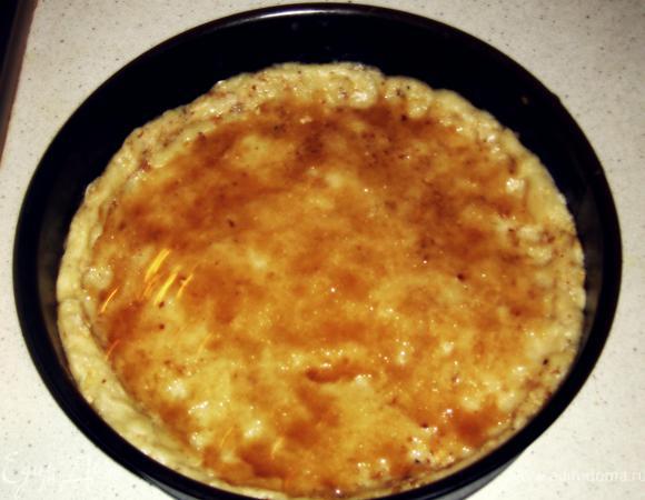 Берем формочку( желательно с вынимающимся дном)и выкладываем аккуратно тесто.
Смазываем коржик карамелью.