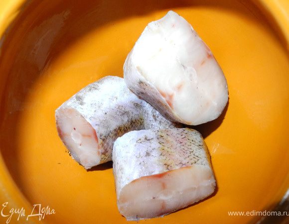 Рыбу порезать кусочками.
