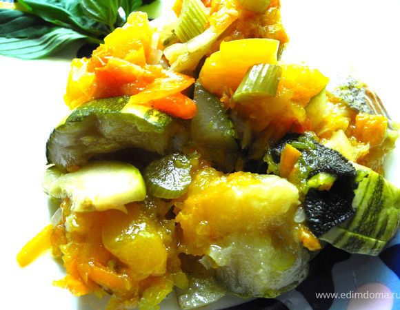 Затем добавить кабачок и подержать еще минут 5-10. Аккуратно вынимаем горшочек из духовки. Можно есть из горшочка, а можно выложить на тарелку. Рыба пропитывается овощным соком и оливковым маслом. Нежно, вкусно, диетично.
