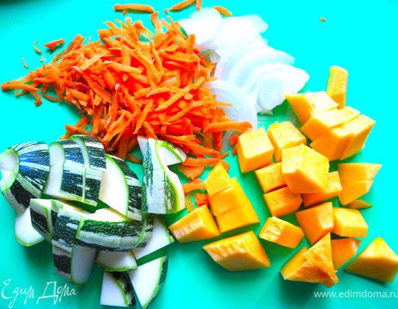 Морковку потереть на крупной терке, лук, фенхель, тыкву и кабачок  порезать крупно.
