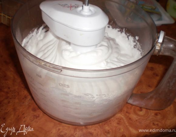 Белки взбить с солью, лимонной кислотой и 100г. сахара.