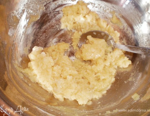 Смешать муку, крахмал, разрыхлитель, 100г.сахара, добавить растопленное масло и молоко.