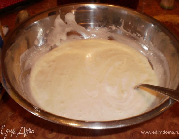 В несколько приемов в смесь вести взбитые белки. Все тщательно и аккуратно перемешать.