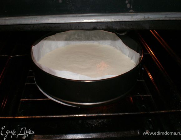 Вылить в разъемную форму и выпекать 30-40 мин. при 180 градусах. Полученный бисквит разрезать на три части.