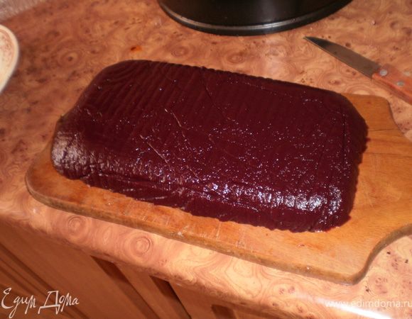 Приготовим малиновое желе. В малиновое пюре (несколько ложек оставим для йогуртового желе) добавить сахар по вкусу, 20 г разведенного желатина, вылить в форму и охладить.