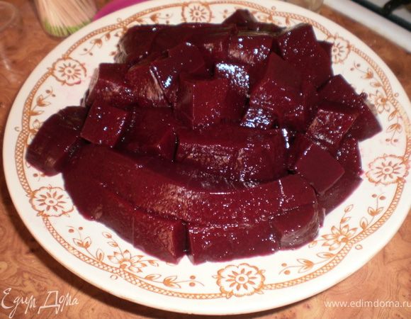 Застывшее желе вынуть из формы и порезать на кубики.