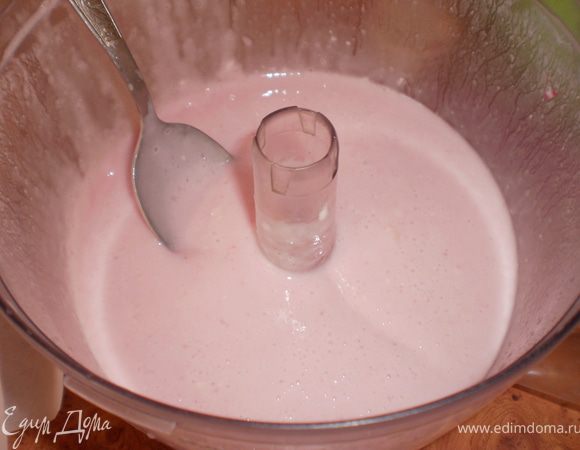 Йогурт взбить с сахаром, малиновым пюре и остальным желатином.