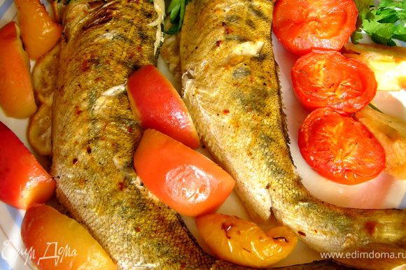 Через 20 мин добавить яблоки и помидоры, полить рыбу и овощи оставленным маринадом, запекать ещё 20-30 мин при 180 гр. до зарумянивания рыбы и овощей.