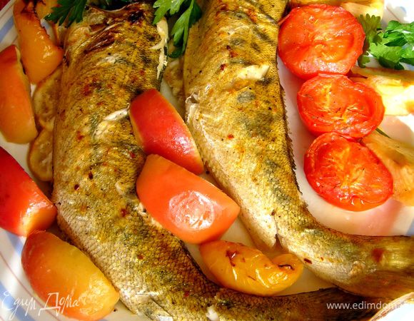 Через 20 мин добавить яблоки и помидоры, полить рыбу и овощи оставленным маринадом, запекать ещё 20-30 мин при 180 гр. до зарумянивания рыбы и овощей.