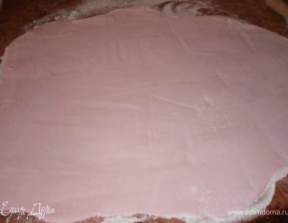 Мастику раскатать. Я использовала мармышковую.