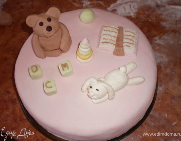 Я делала мастичные украшения на детскую тематику: мишка, собачка, кубики, мячик, пирамидка и книжка. Украсила ими торт.