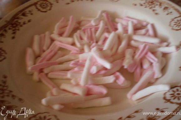 Но торт выглядел незаконченным и требовал украшения боков. Мои розовые конфетки были с белыми уголками, которые я срезала для большей яркости цвета. Остались вот такие палочки.