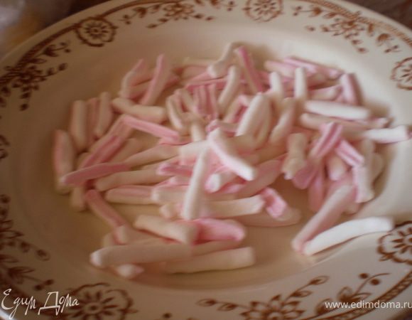 Но торт выглядел незаконченным и требовал украшения боков. Мои розовые конфетки были с белыми уголками, которые я срезала для большей яркости цвета. Остались вот такие палочки.