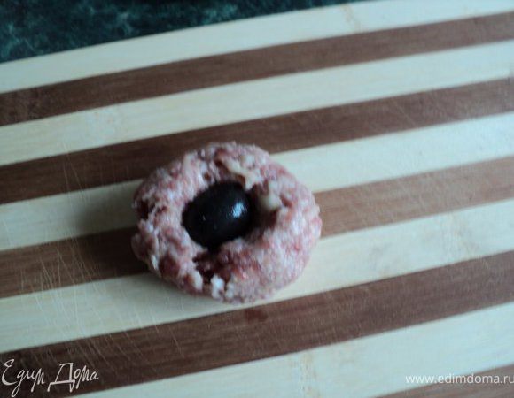 В фарш потереть лук, картофель, добавить соль, перец, кориандр, хорошо перемешать и выбить фарш, чтобы он приобрел однородную структуру. Сформировать тефтели, внутрь вложить оливку. 