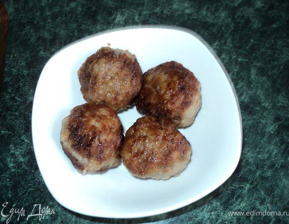 Тефтели панировать в муке и обжарить на растительном масле до готовности. Охладить.