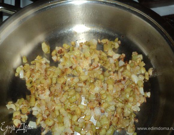 
Баклажан очистить, мелко порезать, посолить и оставить на 10мин, чтобы пустил сок. Лук мелко порезать, положить в сковороду, в которой жарились тефтели, слегка поджарить, добавить отжатые баклажаны и пожарить до золотистого цвета.
