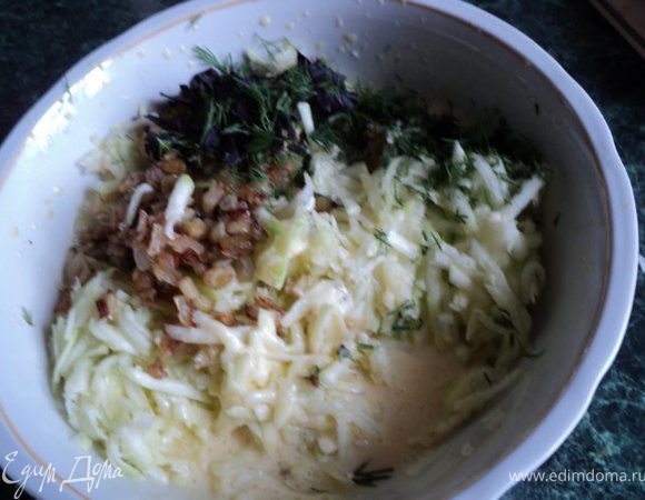 Кабачок потереть на терке для свеклы, дать немного постоять, отжать от образовавшейся жидкости. Добавить поджаренные лук, баклажаны, яйца, соль, специи, мелко порезанные укроп и базилик, муку и манку, разрыхлитель. Хорошо перемешать.