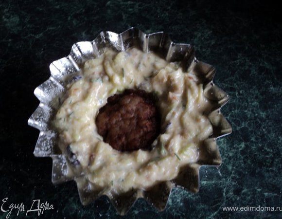 Формочки для кексов ( у меня диаметром 10см ), смазать растительным маслом, обсыпать манкой ). В форму положить на 1/3 кабачковой массы, в середину тефтельку, сверху закрыть кабачковой массой. Выпекать 20-25 мин при температуре 200 градусов.