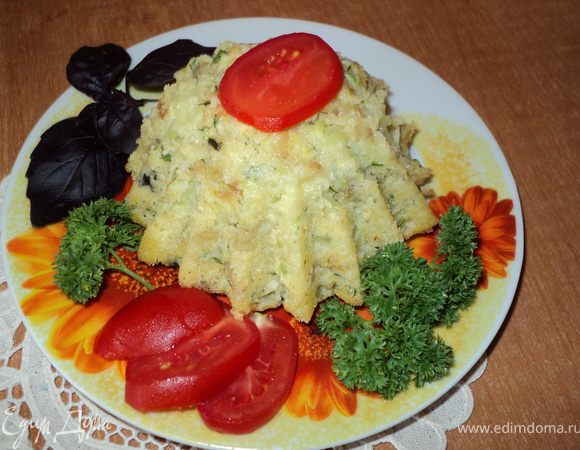 Вынуть формочки из духовки, дать немного постоять, вынуть запеканку из формы.
Подавать со сметанным или томатным соусом, украсив зеленью. Приятного аппетита!
