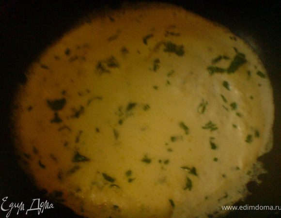 приготовить 4 омлета,подробнее см.http://www.edimdoma.ru/recipes/25753?омлет жарить под крышкой