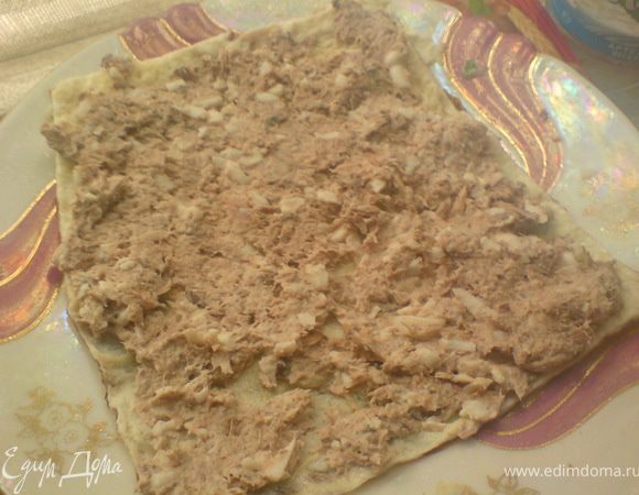 на сложенный по два омлет выложить начинку,накрыть следующими  двумя омлетами и так до последнего