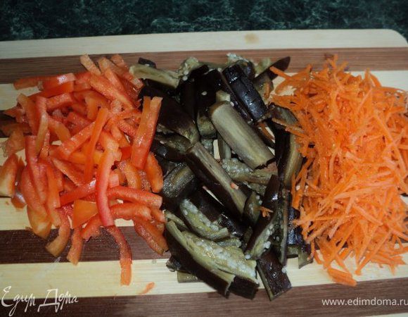 Баклажаны отварить в подсоленной воде 10-15мин (и в зависимости от величины), чтобы баклажаны были не разваренные и слегка твердоватые. Сделать надрезы и положить под гнет приблизительно на 2 часа.
Отжатые и охлажденные баклажаны порезать брусочками 0.5х0.5х 4.0см, морковку потереть на терке для корейской моркови, перец нарезать соломкой.