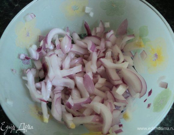 Лук нарезать полукольцами.