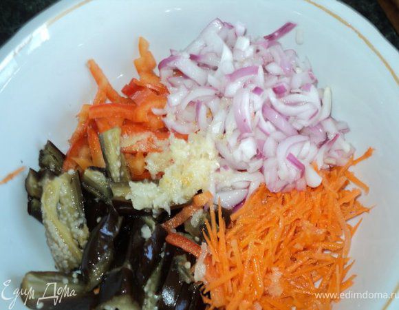 Соединить баклажаны, морковь, перец, лук, добавить соль ( по вкусу ) , сахар, уксус, специи, выдавить через чеснокодавку чеснок. 

