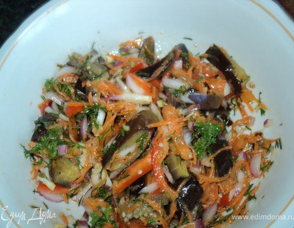 Масло прокалить и залить салат, перемешать, накрыть крышкой, поставить в холодильник и мариновать 6 часов.           Через 6 часов салат можно подавать на стол, добавив зелень. 
В случае консервации : салат разложить в ошпаренные стеклянные банки, накрыть металлическими крышками и стерилизовать 20 мин ( с момента закипания воды). Закатать, перевернуть на крышку.
