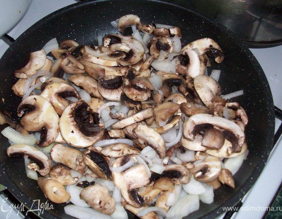 перец режем и жарим на сковородке,грибы и лук тоже жарим жарим на сковородке только отдельно от перца, так что-бы не было жидкости