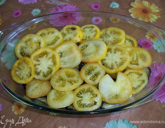 баклажаны моем, режем, жарим на сковородке с небольшим количеством масла. что бы они получились как на гриле. сыр трем на терке. ингредиенты выкладываем слоями. сначала баклажаны, потом грибы с луком, опять баклажаны, перец, сыр, опять баклажаны и сверху выкладываем помидоры