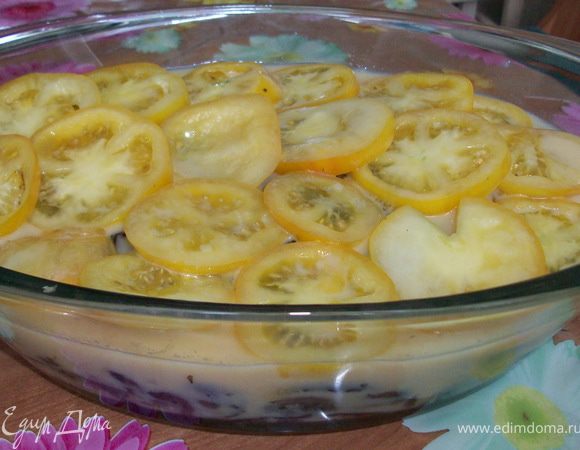 взбиваем яйца с молоком, солим, перчим и заливаем баклажаны