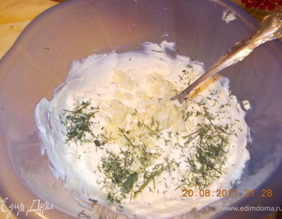 смешать размягчённое масло творог. Мелко порезать чеснок и зелень, добавить к творожно-маслянной массе, посолить.