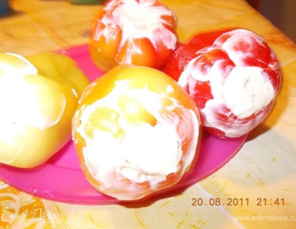 нафаршировать творожной массой перцы и поставить в холодильник на 2-3 часа.