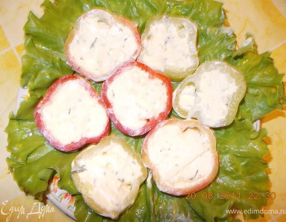 достаём перцы из холодильника и нарезаем колечками толщиной 1-1,5см, выкладываем на тарелку и... Прошу к столу! Приятного аппетита!