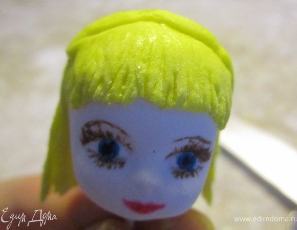 Мастику немного смочить водой и прикрепить к голове.