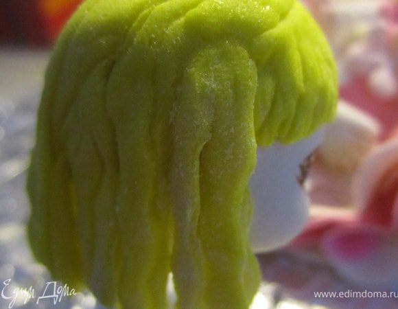 Сбоку добавить пару прядок.